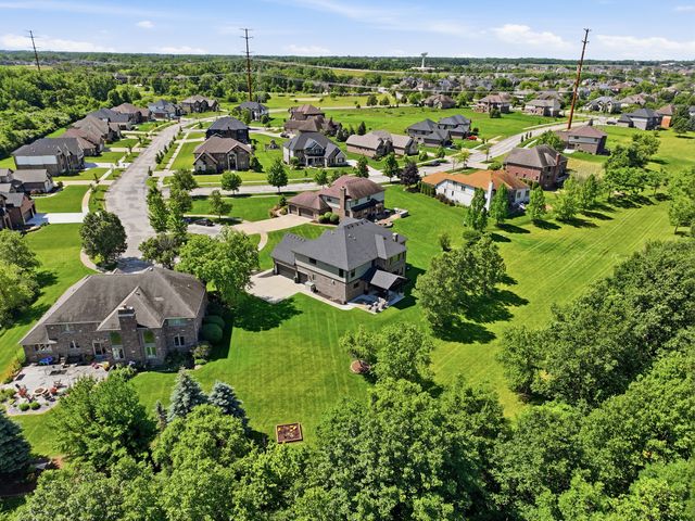 7812 Northwoods Drive, Frankfort, IL 60423