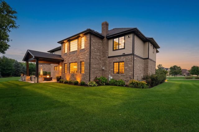7812 Northwoods Drive, Frankfort, IL 60423