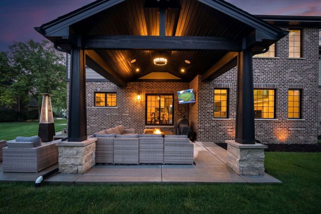 7812 Northwoods Drive, Frankfort, IL 60423