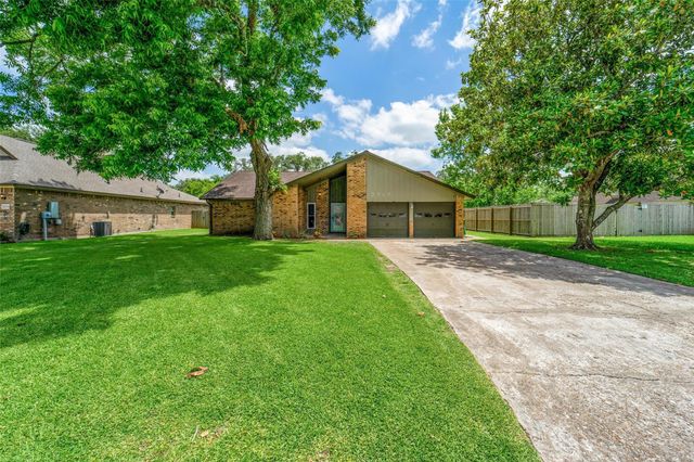 2547 Pinehurst Drive, West Columbia, TX 77486