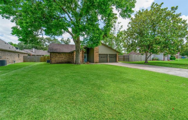 2547 Pinehurst Drive, West Columbia, TX 77486