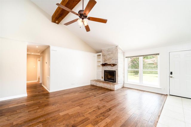 2547 Pinehurst Drive, West Columbia, TX 77486