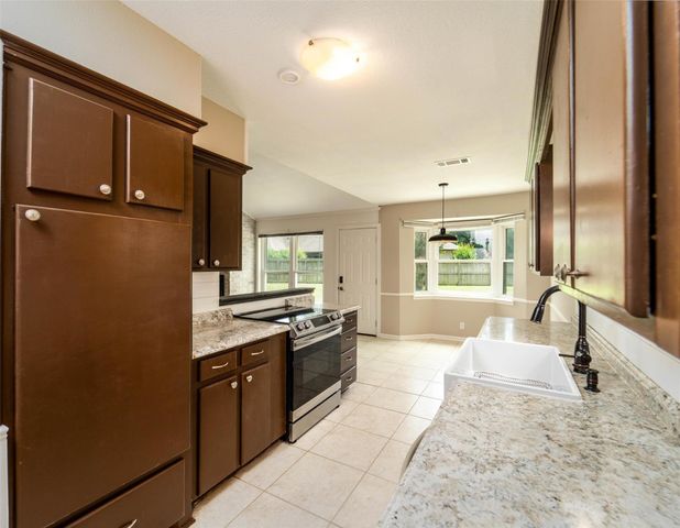 2547 Pinehurst Drive, West Columbia, TX 77486