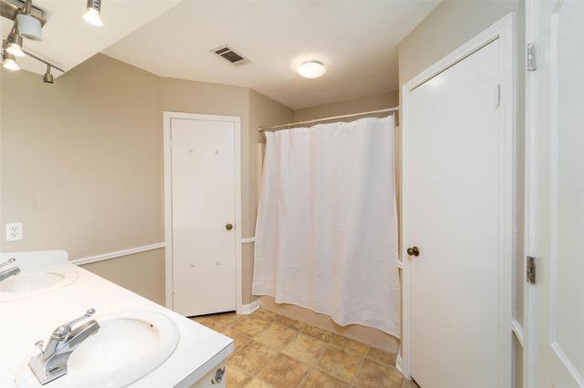 2547 Pinehurst Drive, West Columbia, TX 77486