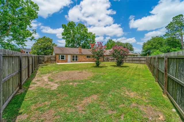 2547 Pinehurst Drive, West Columbia, TX 77486