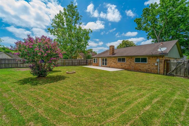 2547 Pinehurst Drive, West Columbia, TX 77486