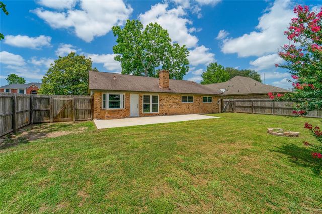 2547 Pinehurst Drive, West Columbia, TX 77486
