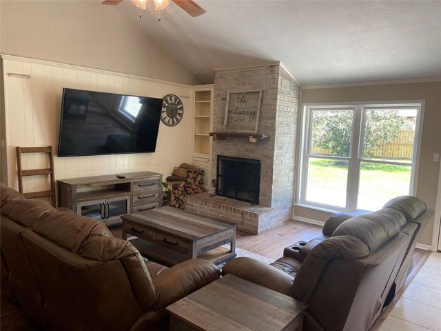 2547 Pinehurst Drive, West Columbia, TX 77486