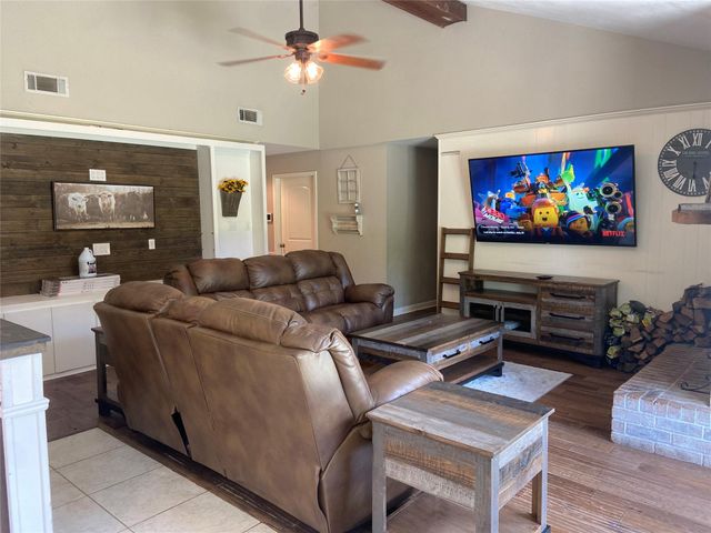 2547 Pinehurst Drive, West Columbia, TX 77486