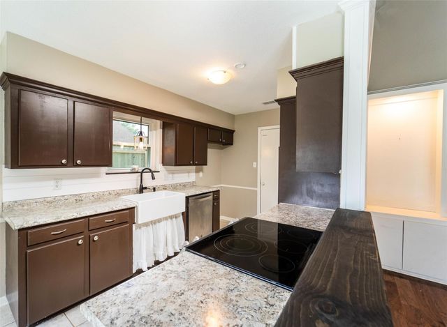 2547 Pinehurst Drive, West Columbia, TX 77486