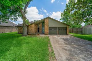 2547 Pinehurst Drive, West Columbia, TX 77486