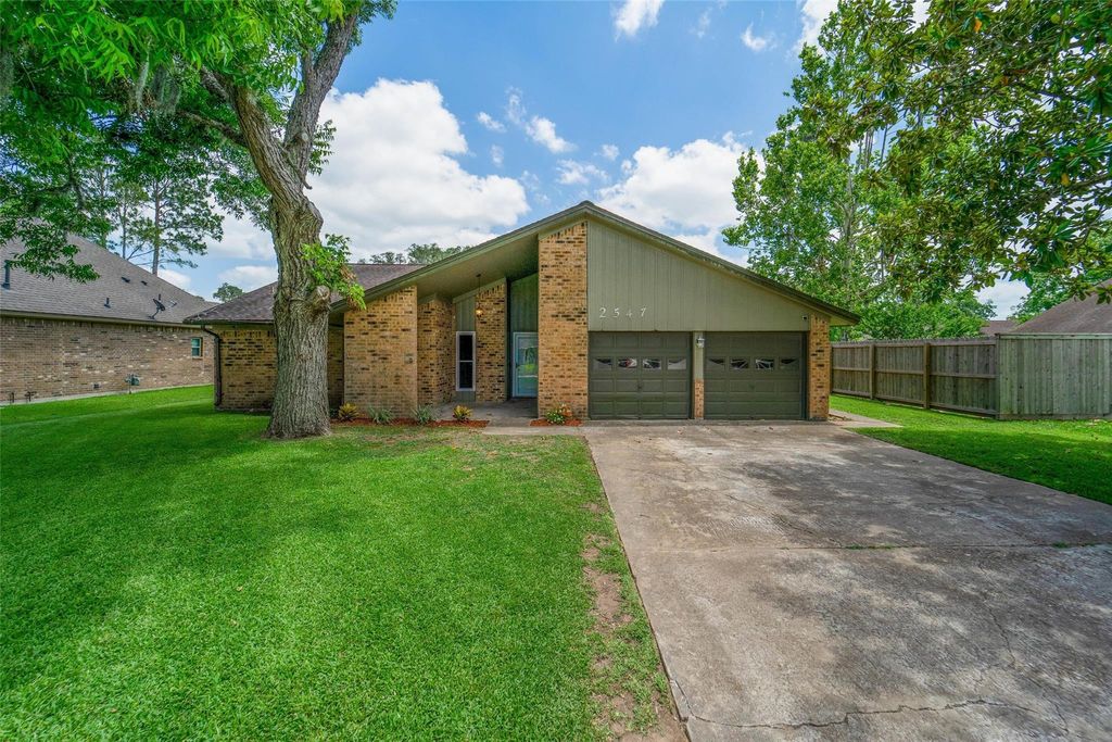 2547 Pinehurst Drive, West Columbia, TX 77486