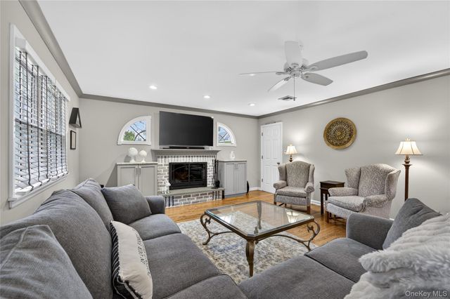28 Midway Avenue, Locust Valley, NY 11560