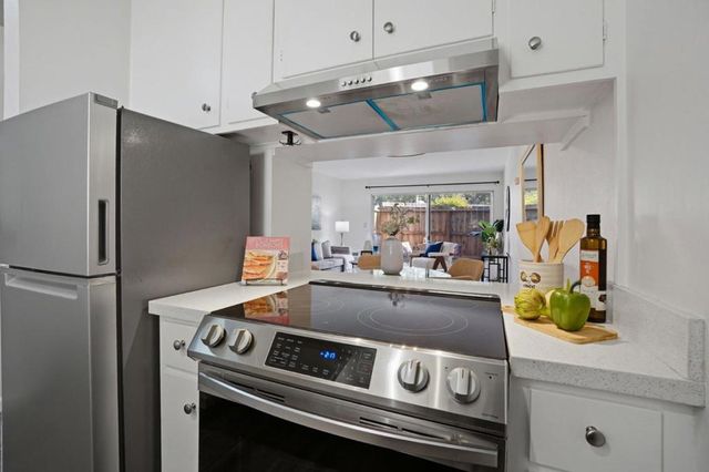 1411 Creekside Drive 2, Walnut Creek, CA 94596