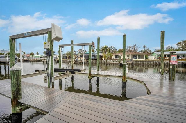 8425 FLAGSTONE DRIVE, Tampa, FL 33615