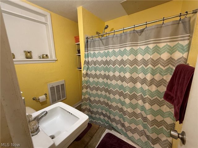 140 School Street, Elyria, OH 44035