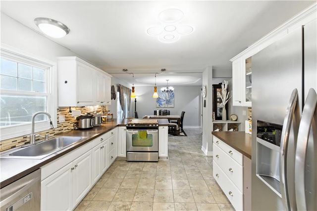 915 NW 63rd Street, Kansas City, MO 64118