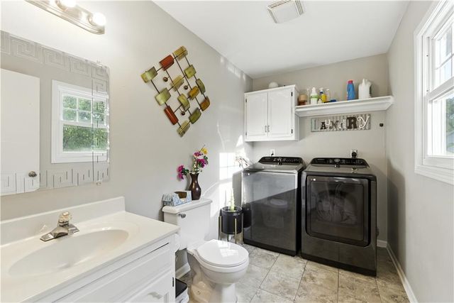 915 NW 63rd Street, Kansas City, MO 64118