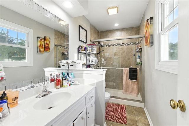 915 NW 63rd Street, Kansas City, MO 64118