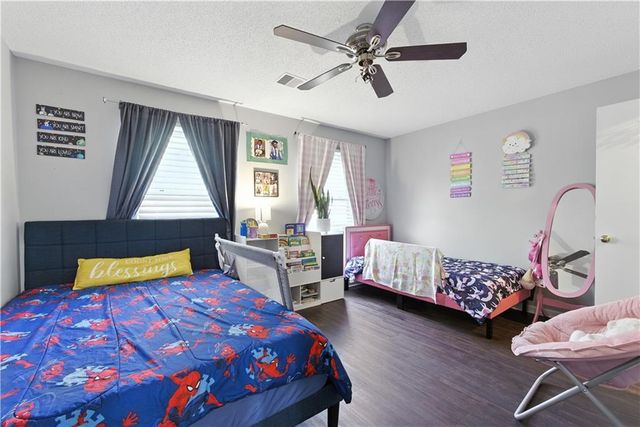 915 NW 63rd Street, Kansas City, MO 64118