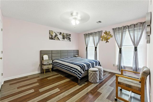 915 NW 63rd Street, Kansas City, MO 64118