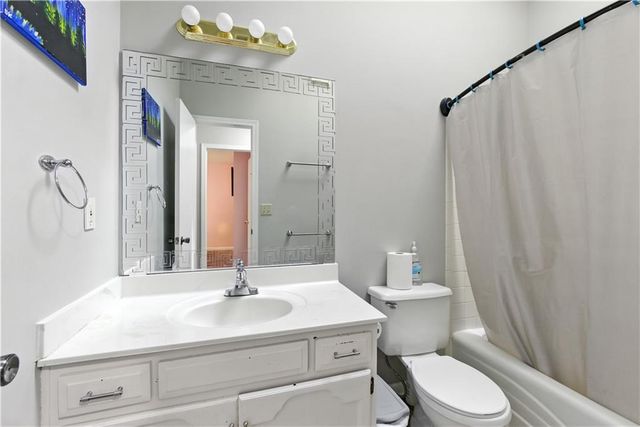 915 NW 63rd Street, Kansas City, MO 64118