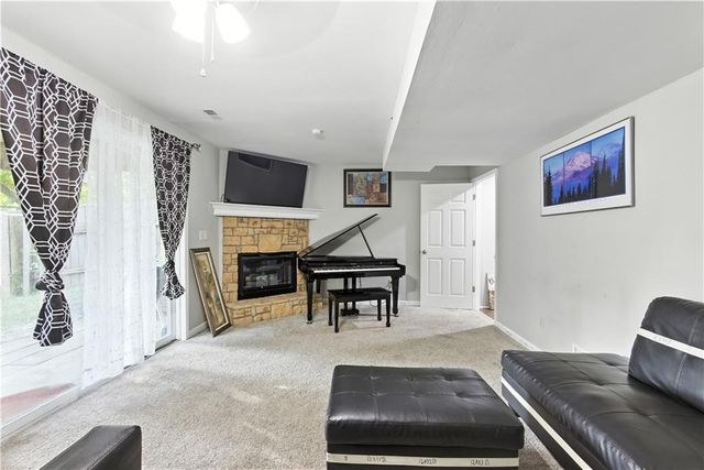 915 NW 63rd Street, Kansas City, MO 64118