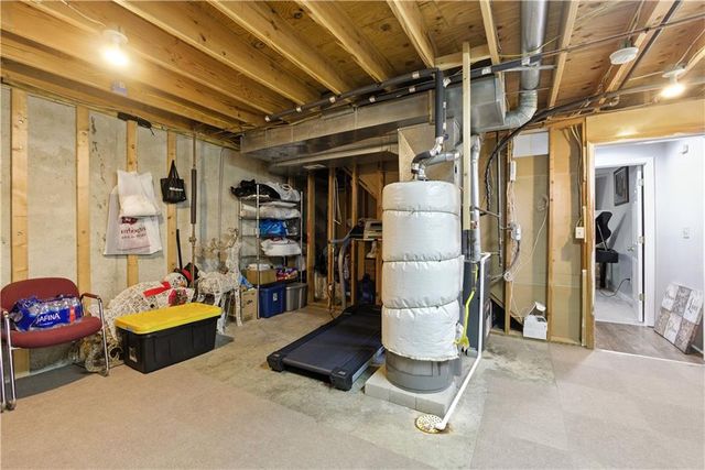 915 NW 63rd Street, Kansas City, MO 64118