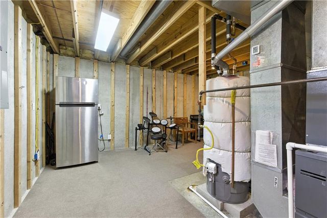 915 NW 63rd Street, Kansas City, MO 64118