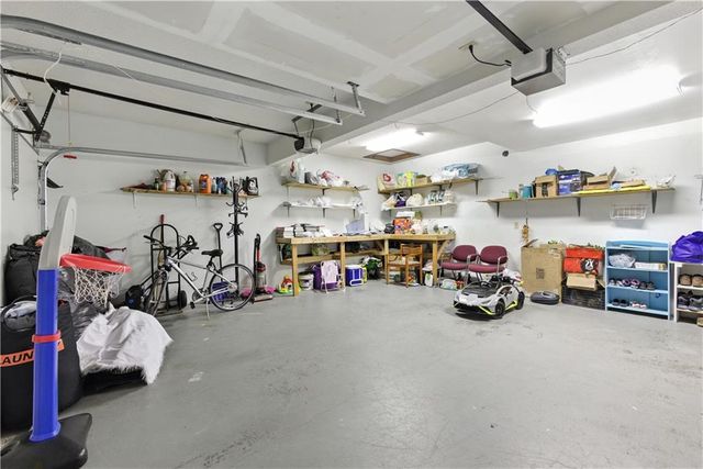 915 NW 63rd Street, Kansas City, MO 64118