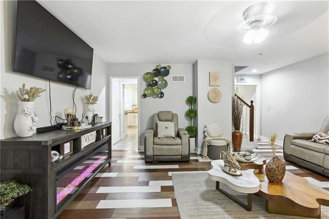 915 NW 63rd Street, Kansas City, MO 64118