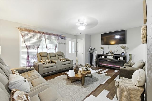 915 NW 63rd Street, Kansas City, MO 64118