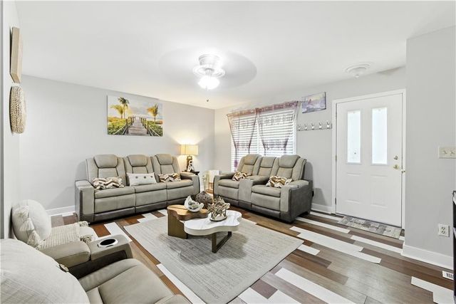 915 NW 63rd Street, Kansas City, MO 64118