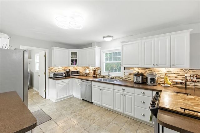 915 NW 63rd Street, Kansas City, MO 64118