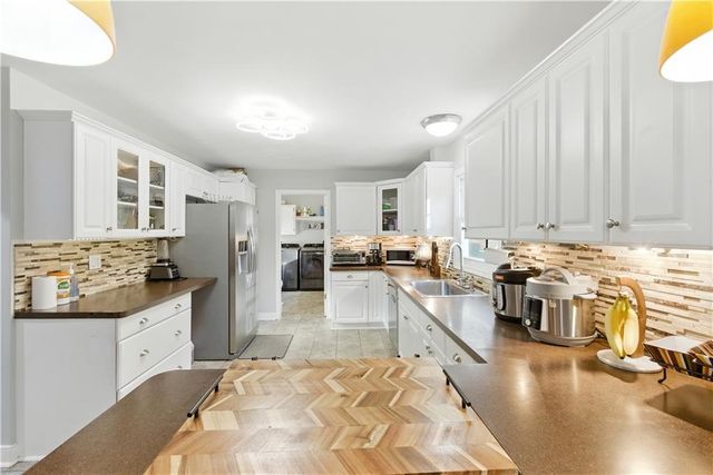 915 NW 63rd Street, Kansas City, MO 64118