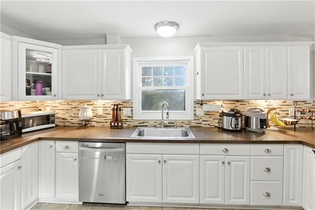 915 NW 63rd Street, Kansas City, MO 64118