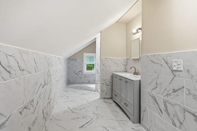 53 Devens St, Springfield, MA 01151