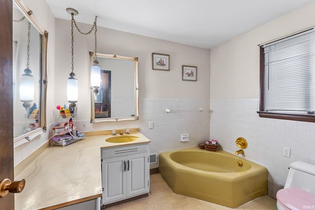 1426 Lakewood Drive, Fort Wayne, IN 46819