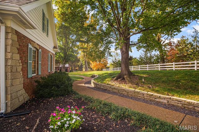 237 Saint Andrews Drive, St Albans, MO 63073