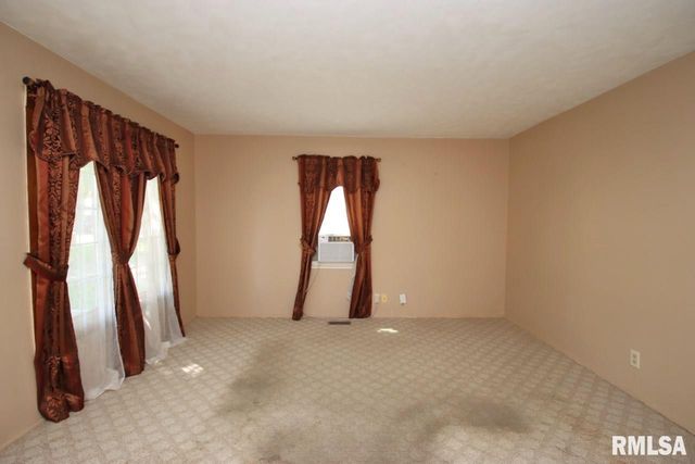 305 MANOR Street, Pekin, IL 61554