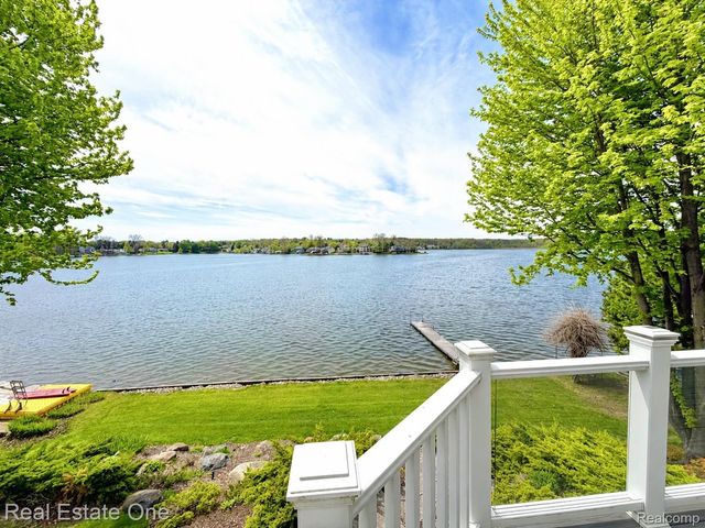 16048 Pine Bluff Court, Fenton Charter Township, MI 48430