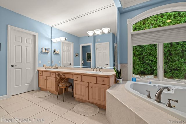 16048 Pine Bluff Court, Fenton Charter Township, MI 48430