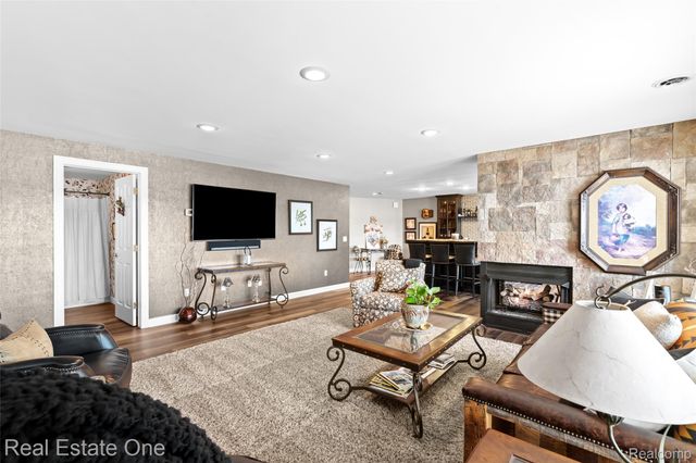 16048 Pine Bluff Court, Fenton Charter Township, MI 48430