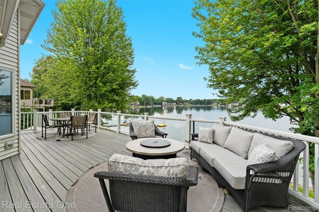 16048 Pine Bluff Court, Fenton Charter Township, MI 48430