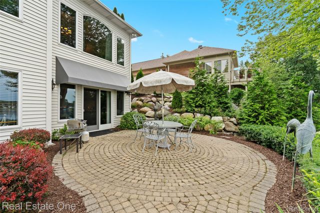 16048 Pine Bluff Court, Fenton Charter Township, MI 48430