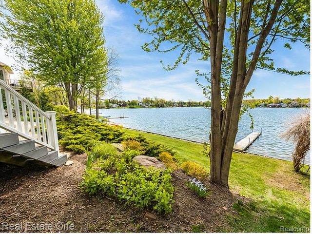 16048 Pine Bluff Court, Fenton Charter Township, MI 48430