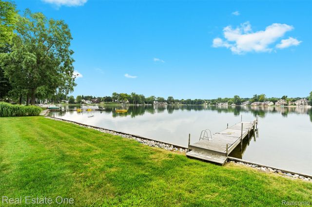 16048 Pine Bluff Court, Fenton Charter Township, MI 48430