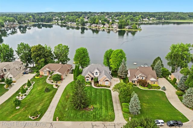16048 Pine Bluff Court, Fenton Charter Township, MI 48430