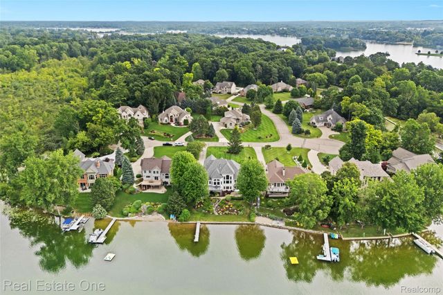 16048 Pine Bluff Court, Fenton Charter Township, MI 48430