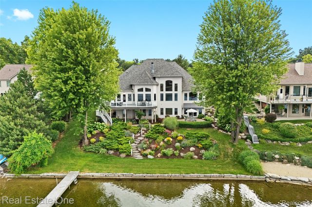 16048 Pine Bluff Court, Fenton Charter Township, MI 48430